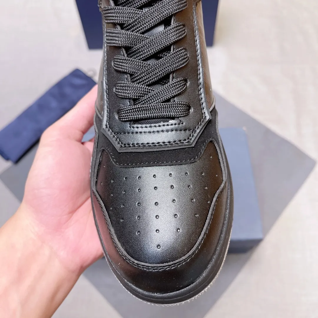 p440 "Dio*" mid-top B27 casual sneakers. This B27 high-top sneaker is a new product in the series and continues Di*r's classic style. Crafted from gray and white smooth calf leather with beige and black Oblique print panels on the sides. The "CD Icon" shaped shoelace eyelets are clever and delicate, and the two-color rubber sole, rear collar and heel are all equipped with the brand's iconic details to enhance the style. Oblique printed straps at the ankle allow for an adjustable fit to complement the overall design. Fashionable and versatile, it can complement any look. Create an exquisite design with unique dynamic vitality and modern atmosphere, presented in low-top and high-top styles. This new must-have shoe adds a new dimension to Dior's archive heritage, embodying modern elegance. Purchase the original version and make it 1:1. If you need top quality, please come to me! Male 38-44! No. 067